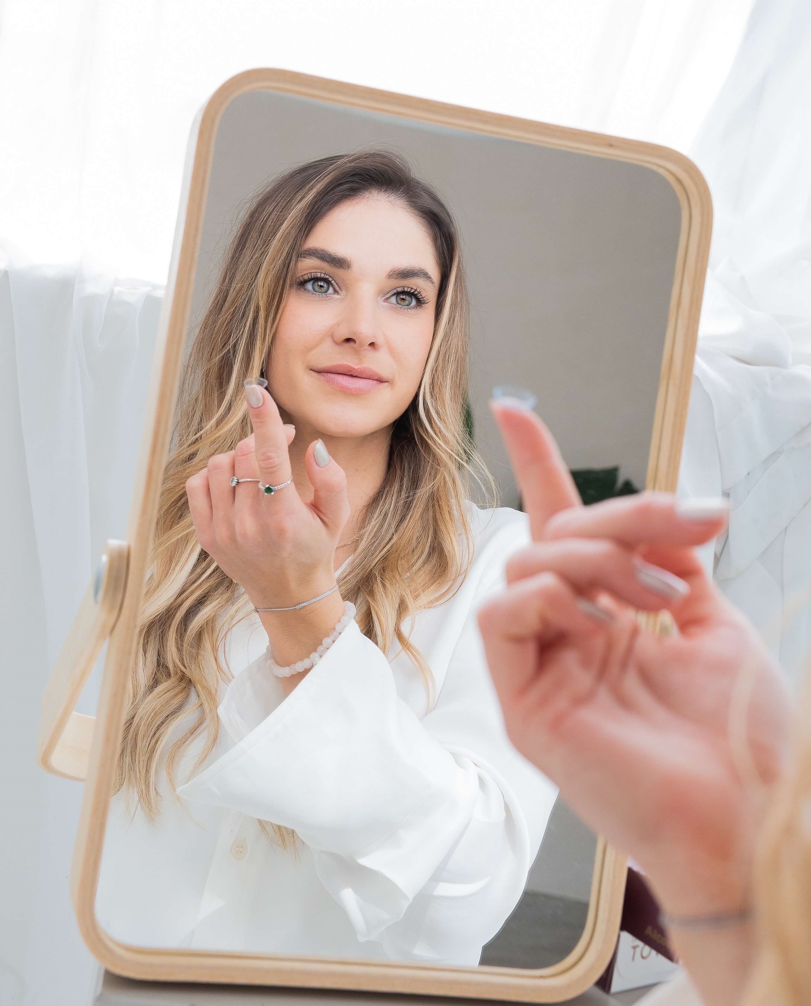 Lea Bouard im Spikel mit Kontaktlinse in der Hand
