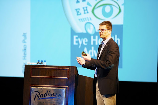 Dr. Pult beim Präsentieren